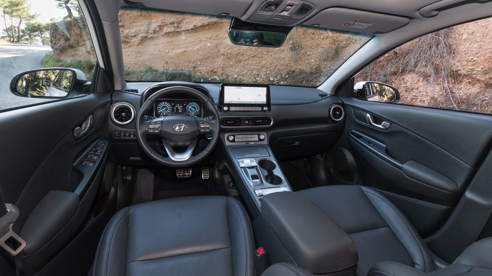 Το ταμπλό του Kona είναι στιβαρό και ποιοτικό. Η κεντρική κονσόλα αποτελείται από δύο «ορόφους», με το νέο ψηφιακό πίνακα οργάνων 10,25 ιντσών να ξεχω